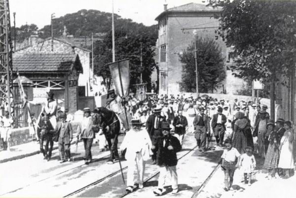 Défilé de la Saint-Eloi à l'entrée du village de Château-Gombert